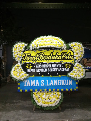 Papan Bunga Duka di Warung Muncang
